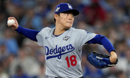 Yamamoto lanza 1er juego completo en Serie Mundial desde 2015 y Dodgers vencen 5-1 a Azulejos