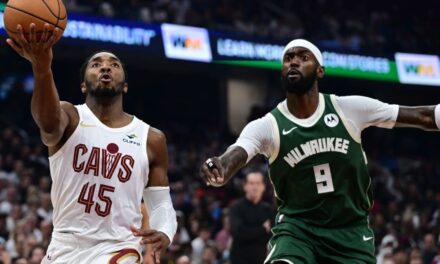 Mitchell anota 24 y Mobley luce en tiros libres en triunfo de Cavaliers 118-113 ante Bucks