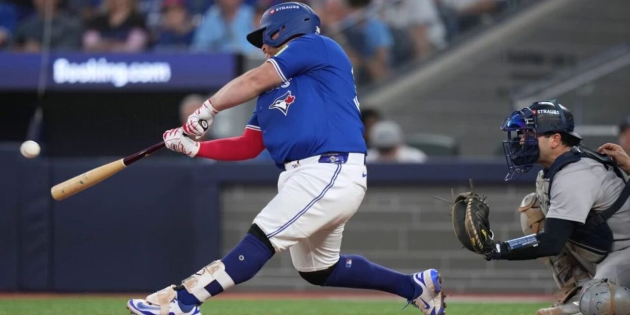 Kirk conecta dos jonrones y Azulejos vencen 10-1 a Yankees en Juego 1 de ALDS