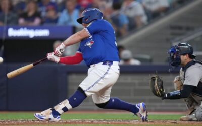 Kirk conecta dos jonrones y Azulejos vencen 10-1 a Yankees en Juego 1 de ALDS