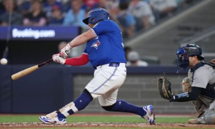 Kirk conecta dos jonrones y Azulejos vencen 10-1 a Yankees en Juego 1 de ALDS