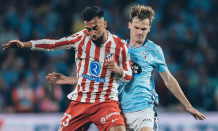 El Atlético sobrevive con diez y suma un punto en Balaídos