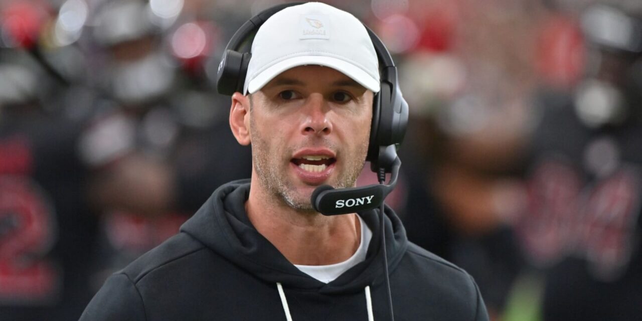 El entrenador de los Cardinals, Jonathan Gannon, se disculpa con Demercado tras tenso intercambio