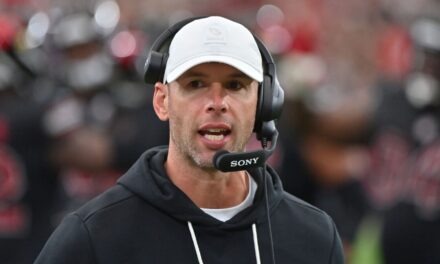 El entrenador de los Cardinals, Jonathan Gannon, se disculpa con Demercado tras tenso intercambio