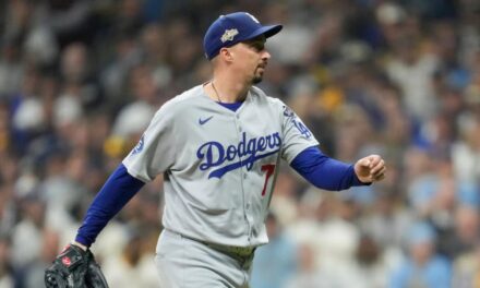Snell espectacular y los Dodgers resisten en la novena entrada para vencer a los Brewers 2-1 en el primer partido de la NLCS