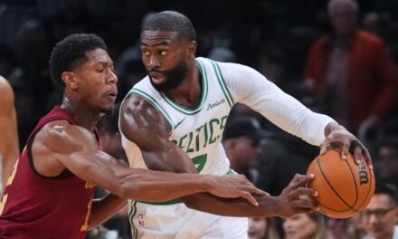Jaylen Brown anota 30 puntos y los Celtics ponen fin a racha de victorias de los Cavaliers.