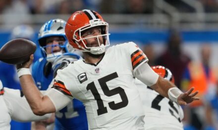 Bengals adquieren a Joe Flacco de los Browns en un intercambio que incluye selecciones de draft