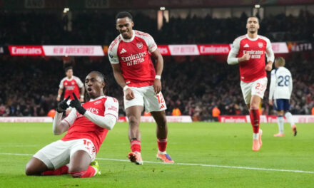 Arsenal vence al Tottenham para tomar una ventaja de 6 puntos en la Liga Premier