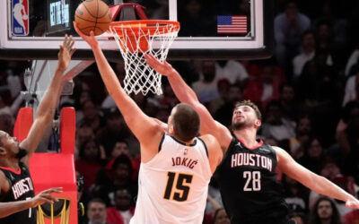Jokic anota 34 puntos y Nuggets vencen a Rockets por 112-109