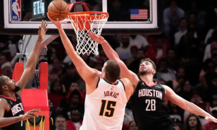 Jokic anota 34 puntos y Nuggets vencen a Rockets por 112-109