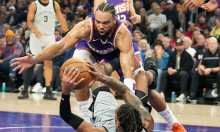 Suns logran tercera victoria consecutiva tras vencer 111-102 a Spurs y frenan racha de triunfos