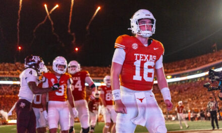 El No. 16 Texas arruina la temporada perfecta del No. 3 Texas A&M por 27-17, eliminando a los Aggies del juego por el título del SEC