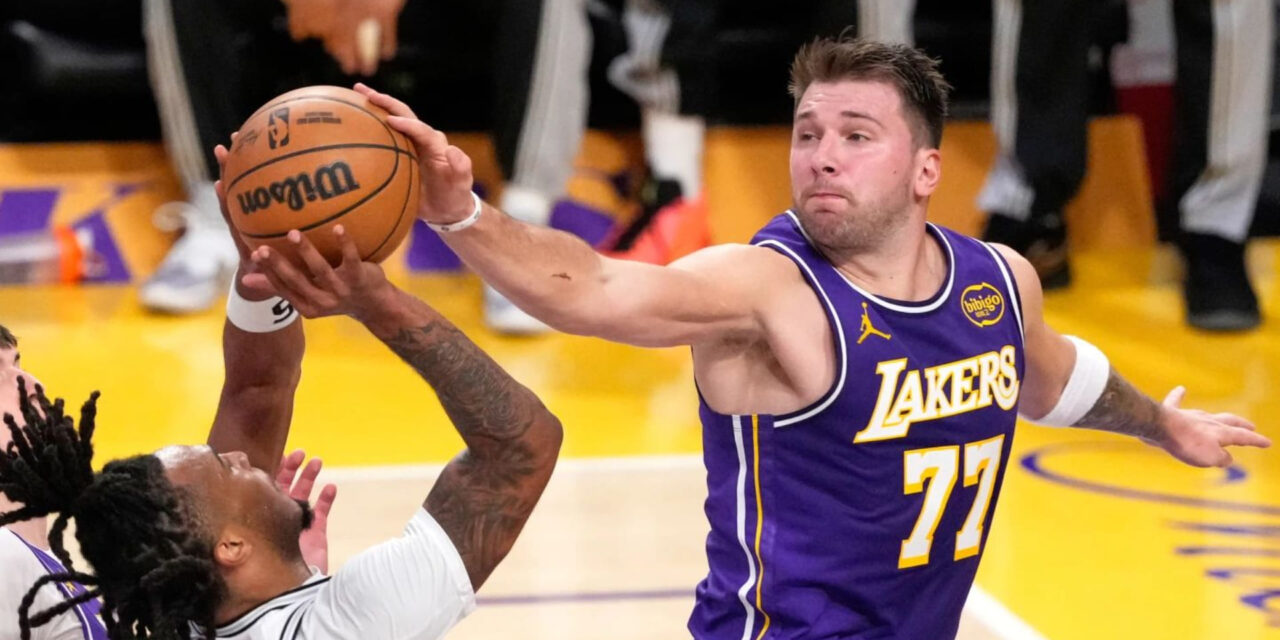 Doncic anota 35 puntos y los Lakers sobreviven a un frenético último segundo para lograr una victoria por 118-116 sobre los Spurs.