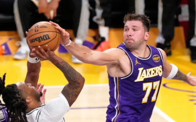 Doncic anota 35 puntos y los Lakers sobreviven a un frenético último segundo para lograr una victoria por 118-116 sobre los Spurs.