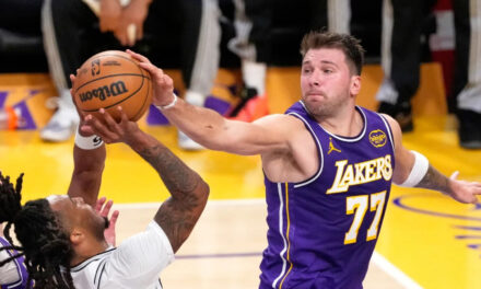 Doncic anota 35 puntos y los Lakers sobreviven a un frenético último segundo para lograr una victoria por 118-116 sobre los Spurs.