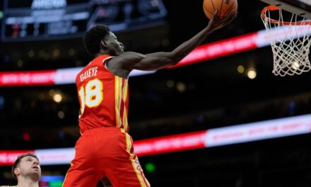 Los Hawks, mermados por las lesiones, se imponen a los Lakers por 122-102