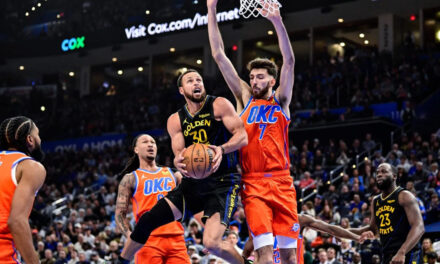 Los 28 puntos de Gilgeous-Alexander y la efectividad perfecta de Holmgren lideran aplastante victoria del Thunder sobre los Warriors.