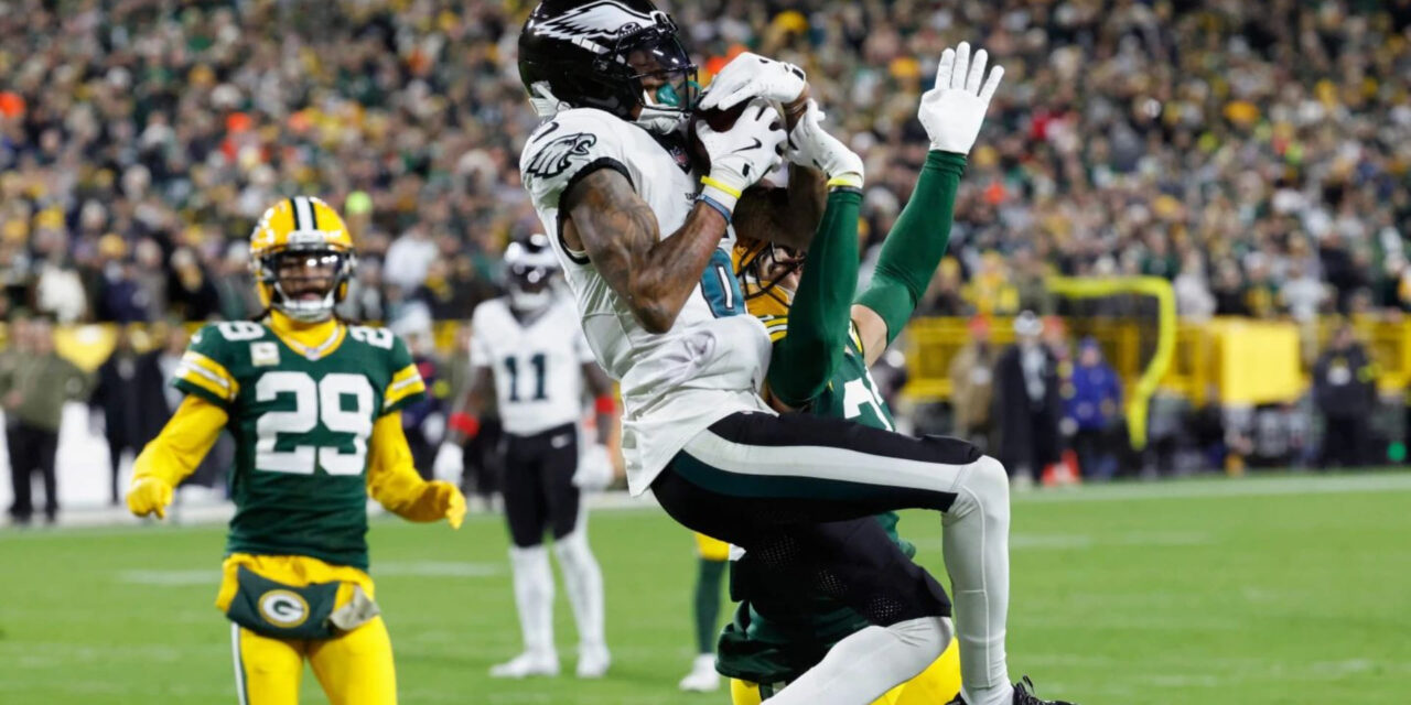 La recepción de touchdown de Smith ayudó a los Eagles a vencer a los Packers 10-7 en un partido defensivo muy disputado.