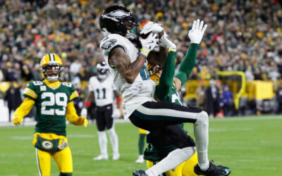 La recepción de touchdown de Smith ayudó a los Eagles a vencer a los Packers 10-7 en un partido defensivo muy disputado.