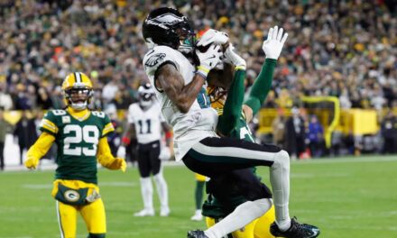 La recepción de touchdown de Smith ayudó a los Eagles a vencer a los Packers 10-7 en un partido defensivo muy disputado.