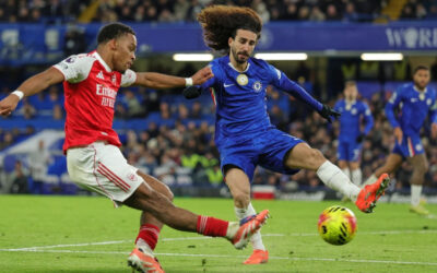 Arsenal empata con Chelsea de 10 hombres, Isak impulsa a Liverpool y Man United vence a Palace