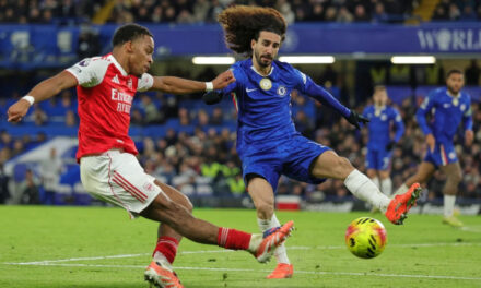 Arsenal empata con Chelsea de 10 hombres, Isak impulsa a Liverpool y Man United vence a Palace