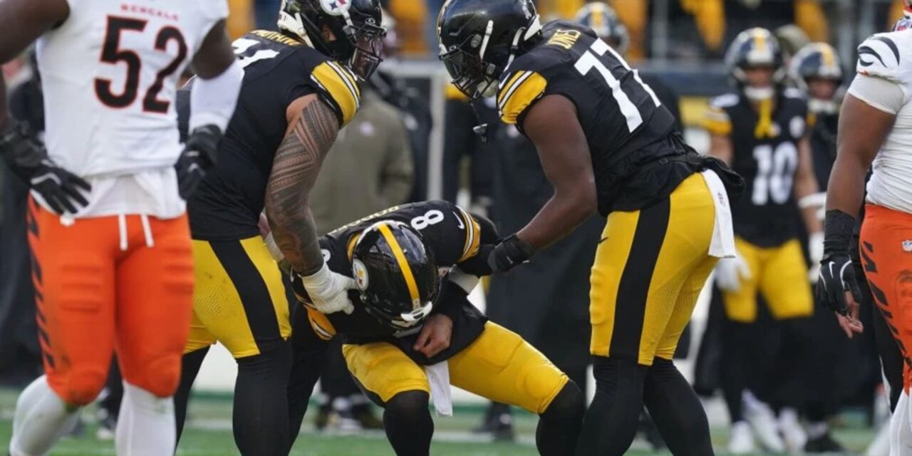 Quarterback de Steelers Aaron Rodgers entrena con férula y es duda ante los Bears