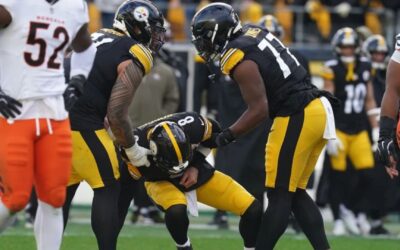 Quarterback de Steelers Aaron Rodgers entrena con férula y es duda ante los Bears