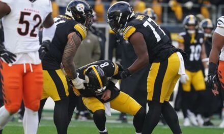 Quarterback de Steelers Aaron Rodgers entrena con férula y es duda ante los Bears