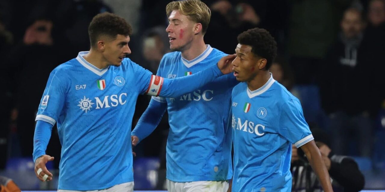 Neres anota dos veces para ayudar al Napoli a colocarse en la cima de la Serie A