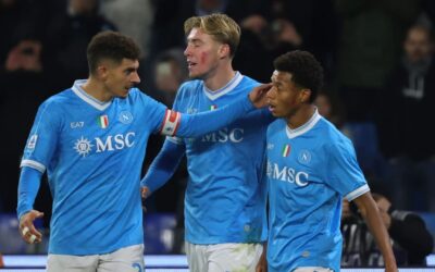 Neres anota dos veces para ayudar al Napoli a colocarse en la cima de la Serie A