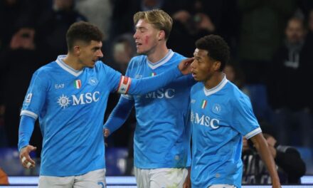 Neres anota dos veces para ayudar al Napoli a colocarse en la cima de la Serie A