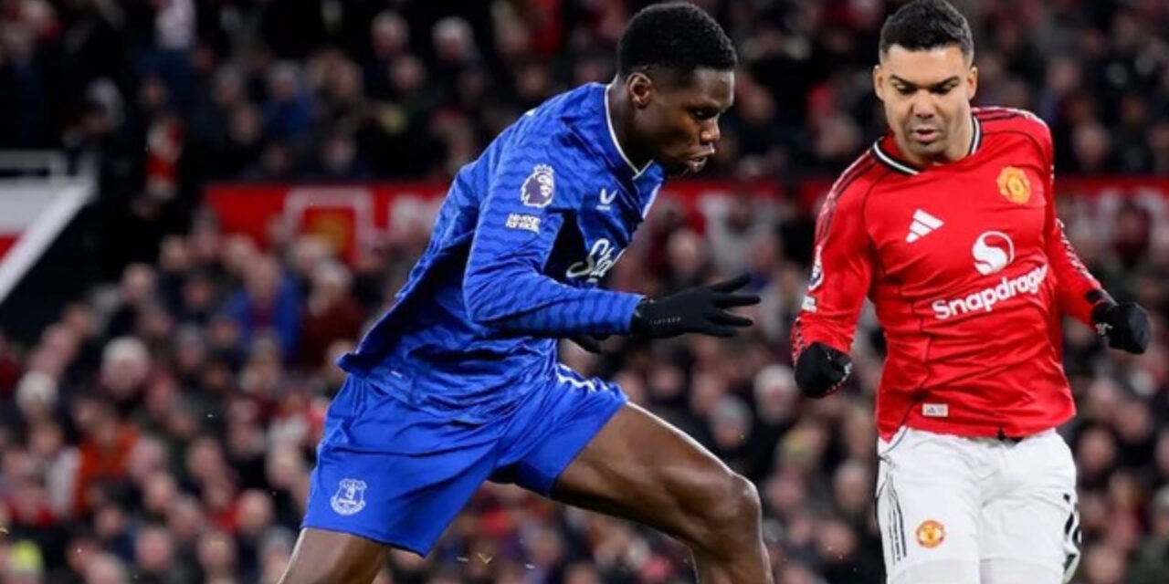 Everton vence 1-0 al Manchester United pese a quedarse con un hombre menos