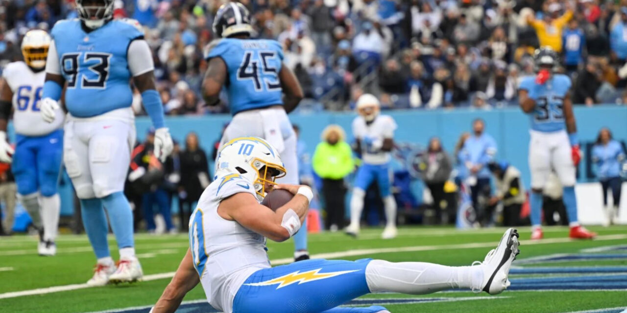 Justin Herbert se recupera de una intercepción que terminó en touchdown y los Chargers vencen a los Titans