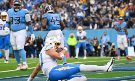 Justin Herbert se recupera de una intercepción que terminó en touchdown y los Chargers vencen a los Titans