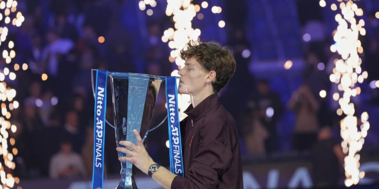 Jannik Sinner vence a Carlos Alcaraz y defiende el título de las Finales ATP