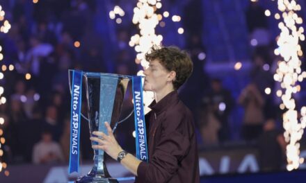 Jannik Sinner vence a Carlos Alcaraz y defiende el título de las Finales ATP