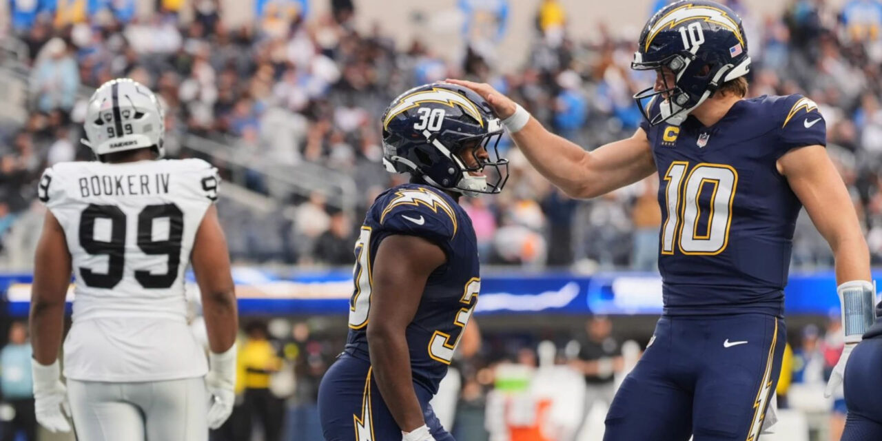 Justin Herbert lanza dos pases de touchdown y los Chargers envían a sus rivales Raiders a su sexta derrota consecutiva, 31-14