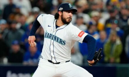 Marineros ejercen opción del cerrador mexicano Andrés Muñoz para el 2026