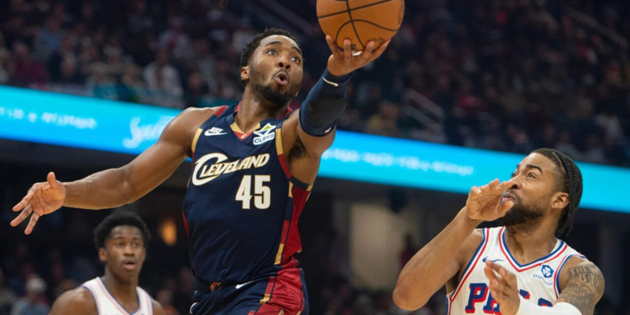 Mitchell anota 46 puntos y lidera a Cavaliers en victoria 132-121 sobre 76ers
