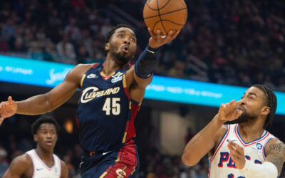 Mitchell anota 46 puntos y lidera a Cavaliers en victoria 132-121 sobre 76ers