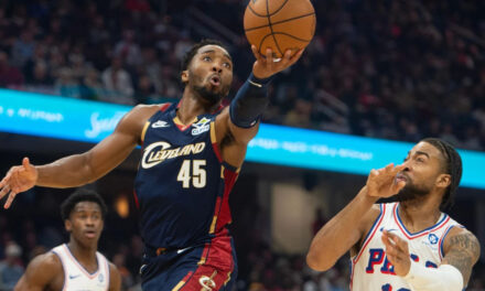 Mitchell anota 46 puntos y lidera a Cavaliers en victoria 132-121 sobre 76ers