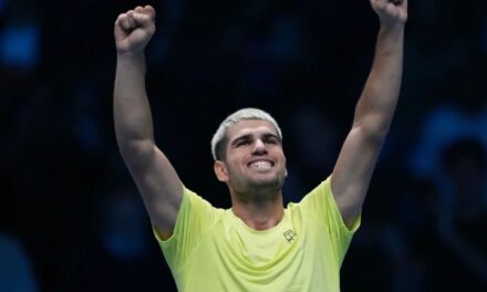 Carlos Alcaraz vence a Taylor Fritz y queda a uno victoria de ser el número uno del año