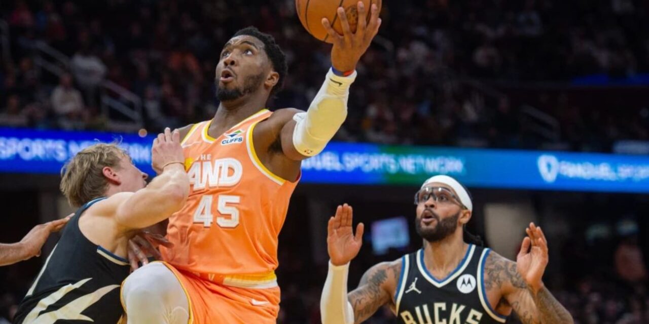 Mitchell anota 37 puntos y lidera a Cavaliers en victoria sobre Bucks; Antetokounmpo sale lesionado