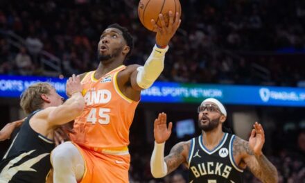 Mitchell anota 37 puntos y lidera a Cavaliers en victoria sobre Bucks; Antetokounmpo sale lesionado