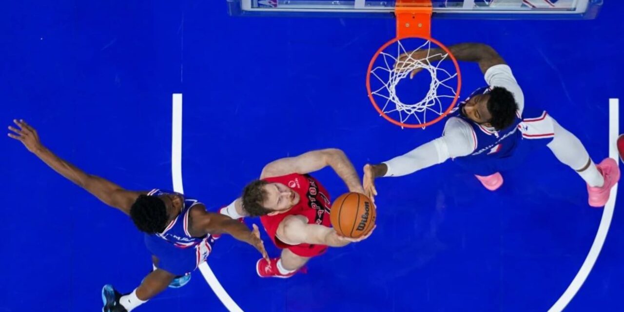 Raptors ganan su quinto consecutivo, remontan en el tercer cuarto para vencer 121-112 a 76ers