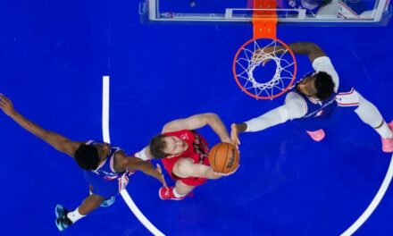 Raptors ganan su quinto consecutivo, remontan en el tercer cuarto para vencer 121-112 a 76ers