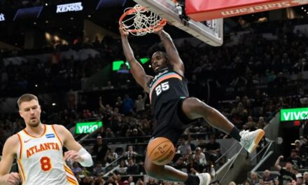 Fox y Jones García guían a Spurs a 3ra victoria consecutiva sin Wembanyama, vencen a Hawks 135-126