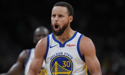 Los 46 puntos de Curry lideran a los Warriors a una victoria por 125-120 sobre los Spurs