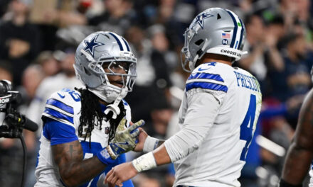 Cowboys rinden homenaje a Kneeland y luego consiguen 4 pases de touchdown de Prescott en victoria por 33-16 sobre los Raiders